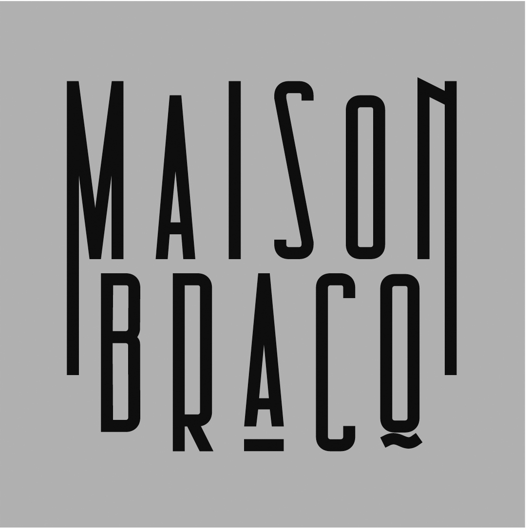 Logo MAISON BRACO en lettres noires stylisées sur fond gris.
