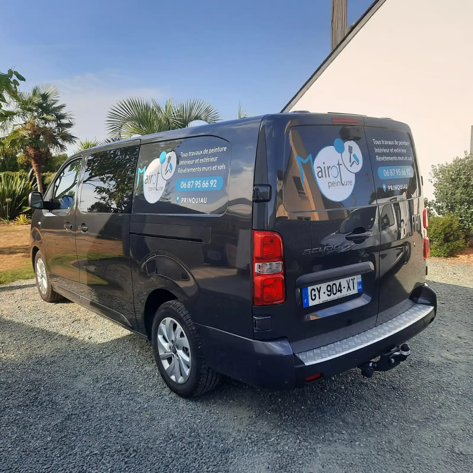 Flocage adhésif publicitaire sur un véhicule utilitaire pour l'artisan Mairot Peinture, avec logo et coordonnées.