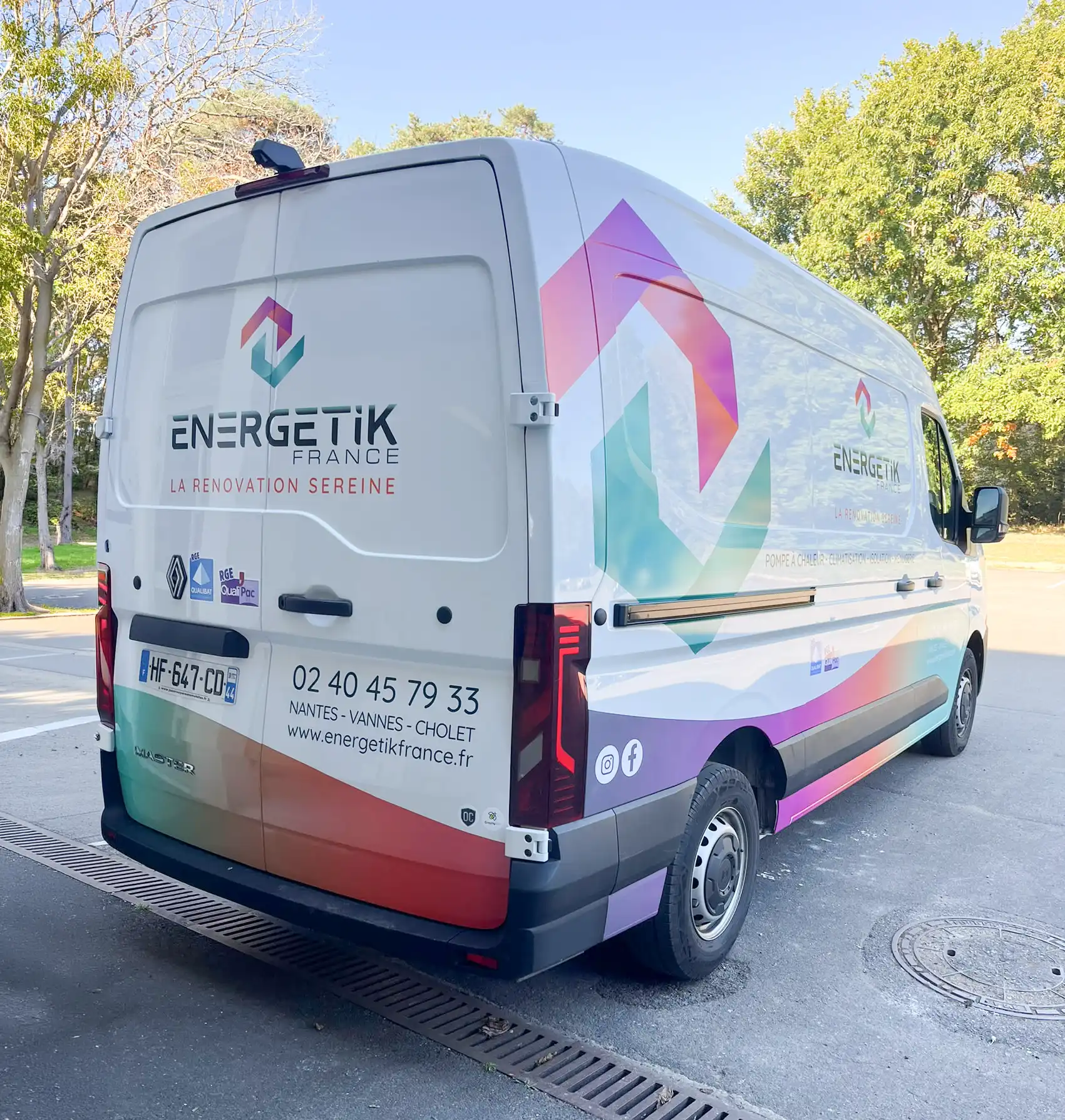 Camionnette de Energetik France, spécialisée en rénovation sereine, avec logo coloré.
