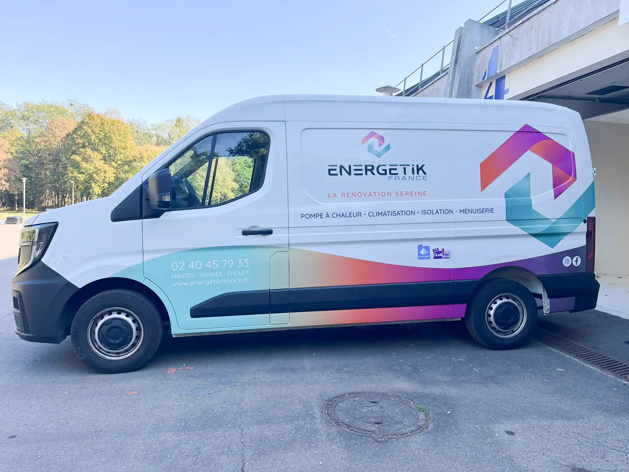 Camionnette Energetik France : pompe à chaleur, climatisation, isolation.
